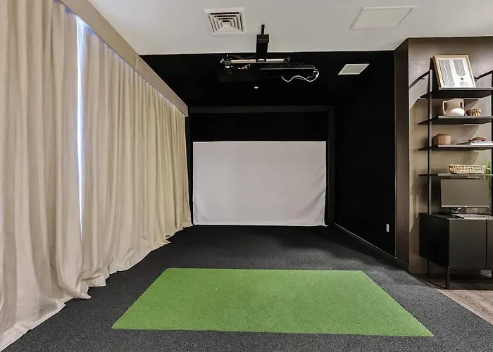 Stylish 1br Highrise Dt, Parking, Pool, Gym, W-d, Golf *
