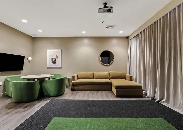 Stylish 1br Highrise Dt, Parking, Pool, Gym, W-d, Golf Apartment