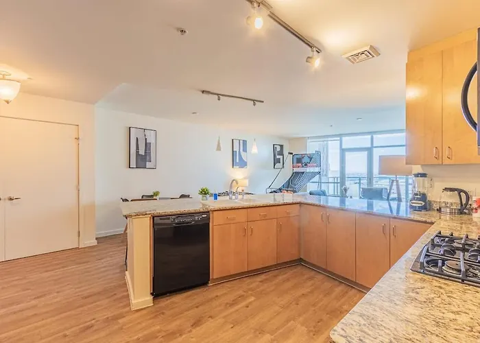 Apartment Stylish 1br Highrise Dt, Parking, Pool, Gym, W-d, Golf