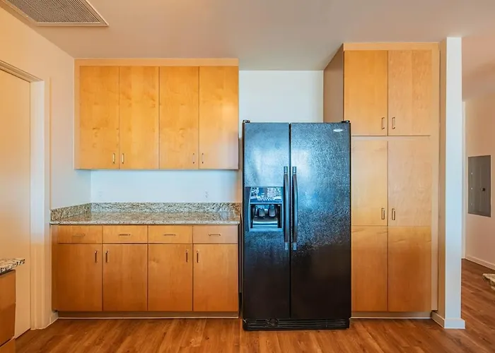 Stylish 1br Highrise Dt, Parking, Pool, Gym, W-d, Golf Apartment *