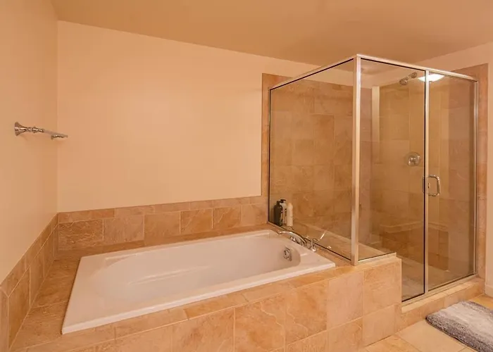 Apartment Stylish 1br Highrise Dt, Parking, Pool, Gym, W-d, Golf *