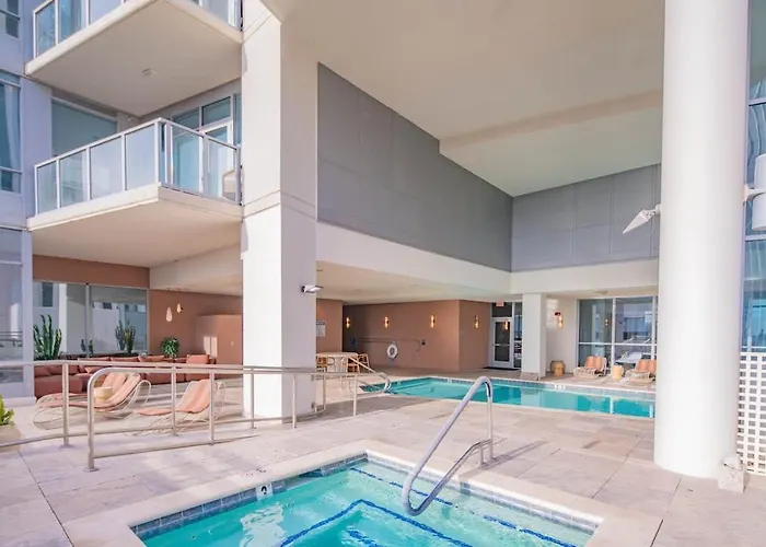 Apartment Stylish 1br Highrise Dt, Parking, Pool, Gym, W-d, Golf Phoenix