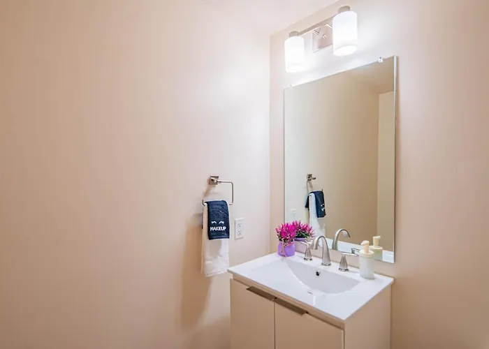Stylish 1br Highrise Dt, Parking, Pool, Gym, W-d, Golf Apartment