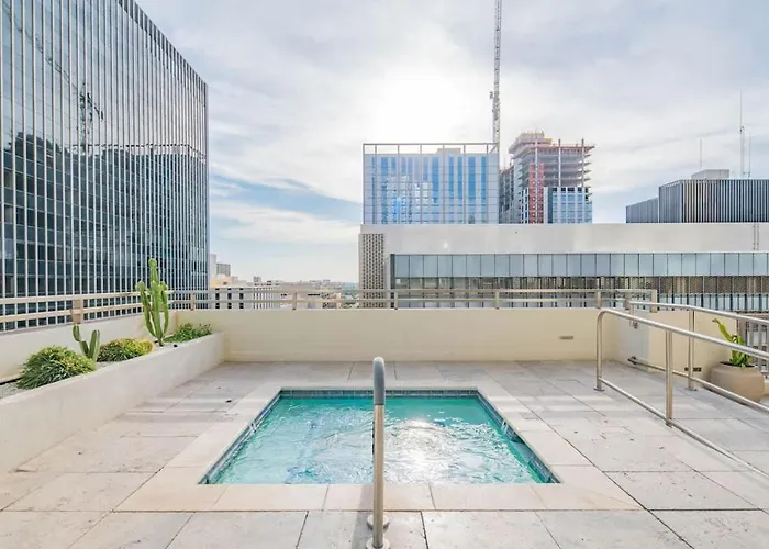 Stylish 1br Highrise Dt, Parking, Pool, Gym, W-d, Golf Apartment *