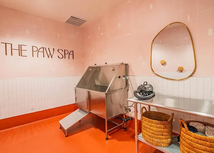 Apartment Stylish 1br Highrise Dt, Parking, Pool, Gym, W-d, Golf *