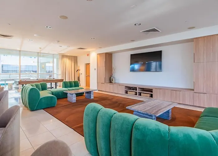 Stylish 1br Highrise Dt, Parking, Pool, Gym, W-d, Golf Apartment Phoenix