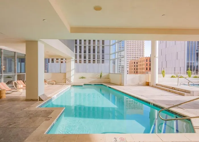 Stylish 1br Highrise Dt, Parking, Pool, Gym, W-d, Golf Phoenix