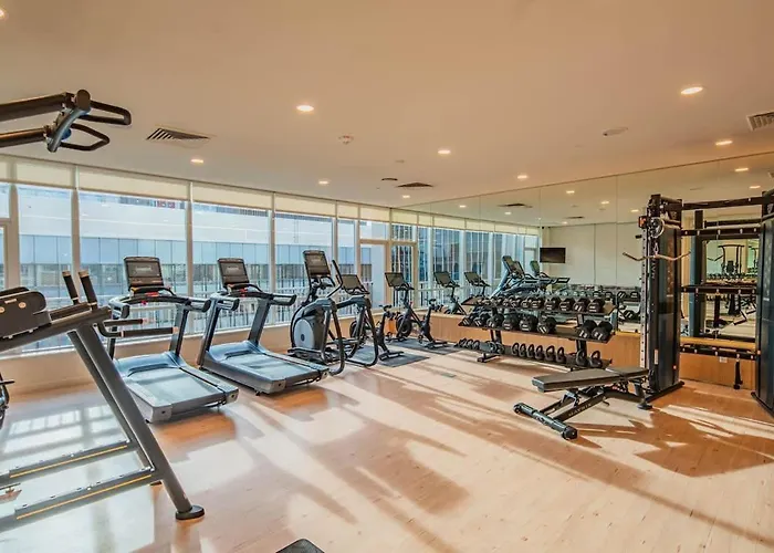 Stylish 1br Highrise Dt, Parking, Pool, Gym, W-d, Golf