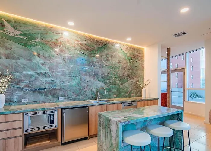 Stylish 1br Highrise Dt, Parking, Pool, Gym, W-d, Golf Apartment