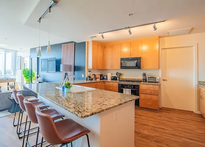 Apartment Stylish 1br Highrise Dt, Parking, Pool, Gym, W-d, Golf