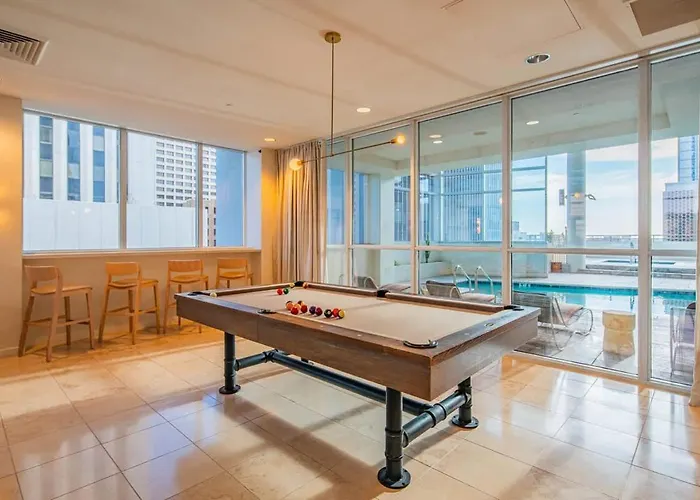 Stylish 1br Highrise Dt, Parking, Pool, Gym, W-d, Golf Apartment Phoenix