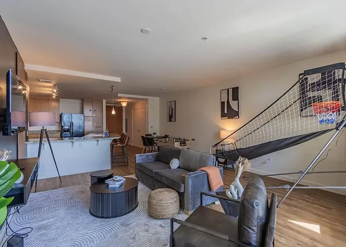 Stylish 1br Highrise Dt, Parking, Pool, Gym, W-d, Golf * Phoenix