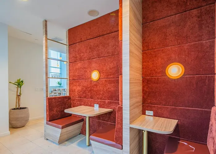Stylish 1br Highrise Dt, Parking, Pool, Gym, W-d, Golf Apartment