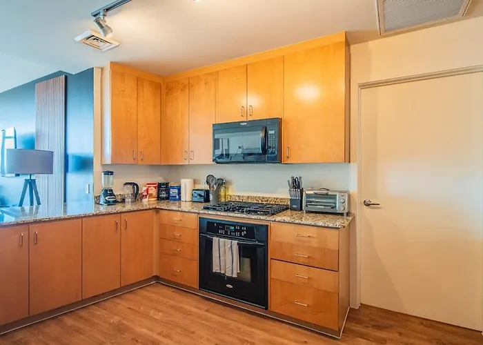 Apartment Stylish 1br Highrise Dt, Parking, Pool, Gym, W-d, Golf *