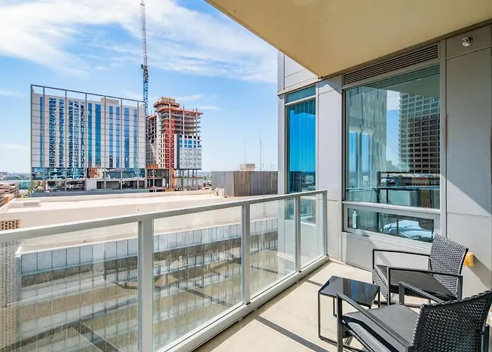 Stylish 1br Highrise Dt, Parking, Pool, Gym, W-d, Golf *