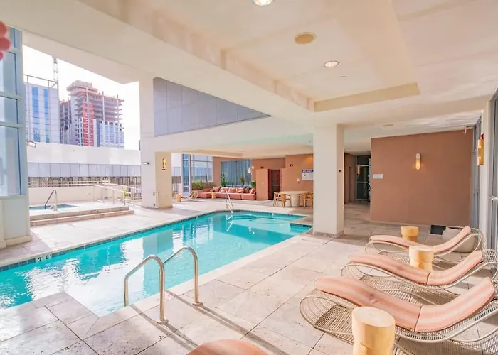 Apartment Stylish 1br Highrise Dt, Parking, Pool, Gym, W-d, Golf