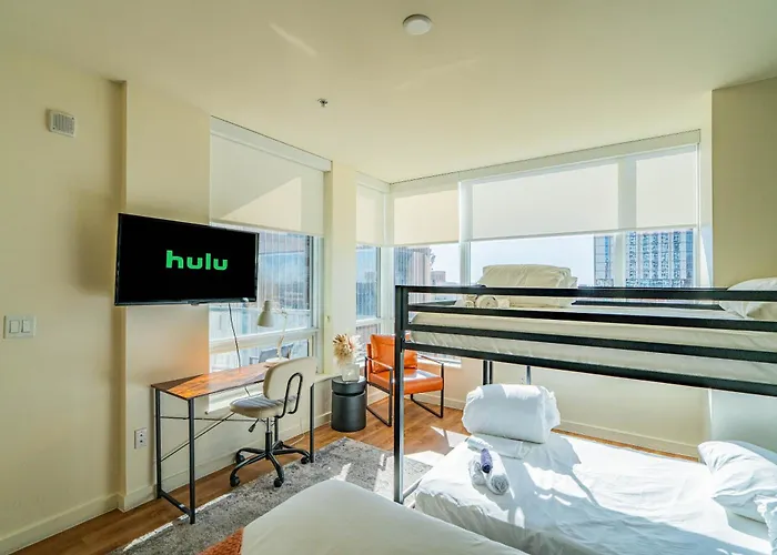Stylish 1br Highrise Dt, Parking, Pool, Gym, W-d, Golf Apartment *