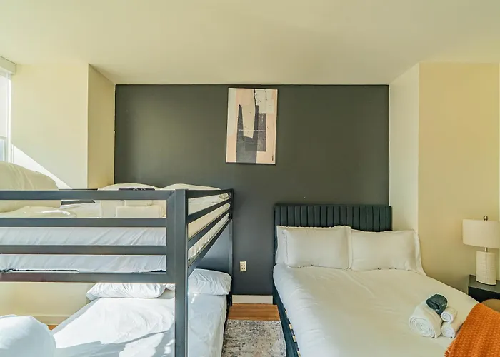 Stylish 1br Highrise Dt, Parking, Pool, Gym, W-d, Golf